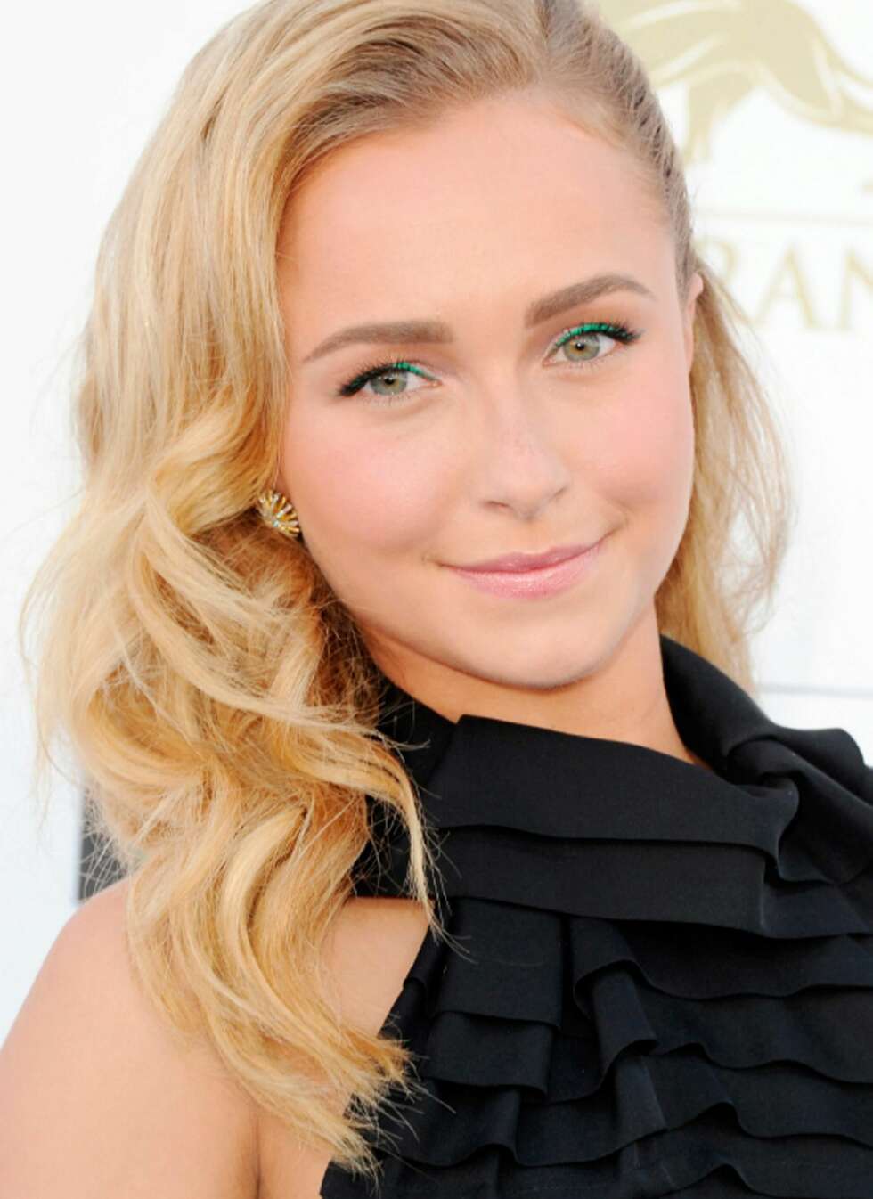 METALLISK: La deg inspirere av Hayden Panettiere, og gå for en knallfarget, blank eyeliner til gyllenbrun hud og skimrende kinn. METALLISK: La deg inspirere av Hayden Panettiere, og gå for en knallfarget, blank eyeliner til gyllenbrun hud og skimrende kinn.