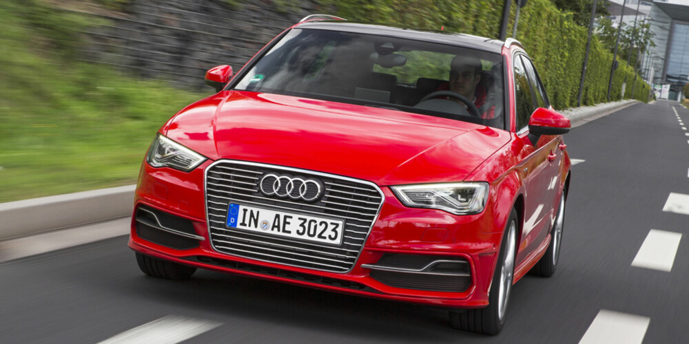 AUDIS FØRSTE: Neste sommer lanserer Audi sin første plug-in-hybrid: Audi A3 Sportback e-tron. Den har et oppgitt forbruk på 0,15 liter per mil med et CO2-ustlipp på beskjedne 35 g/km. Rekkevidden på kun elektrisk drift skal være på 50 kilometer. FOTO: Audi AUDIS FØRSTE: Neste sommer lanserer Audi sin første plug-in-hybrid: Audi A3 Sportback e-tron. Den har et oppgitt forbruk på 0,15 liter per mil med et CO2-ustlipp på beskjedne 35 g/km. Rekkevidden på kun elektrisk drift skal være på 50 kilometer. FOTO: Audi