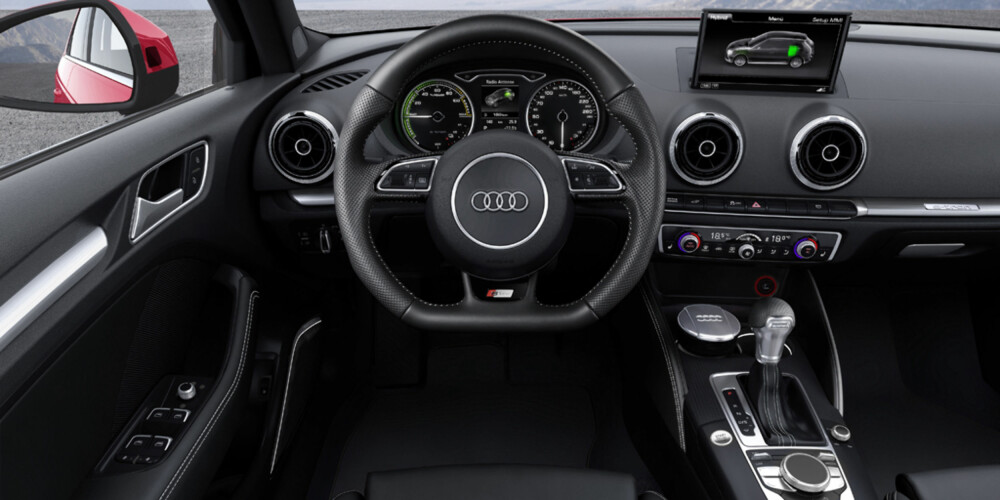 KJENT STIL: Kjent Audi-stil, men med typisk hybridmodusoversikt på displayet. FOTO: Audi KJENT STIL: Kjent Audi-stil, men med typisk hybridmodusoversikt på displayet. FOTO: Audi