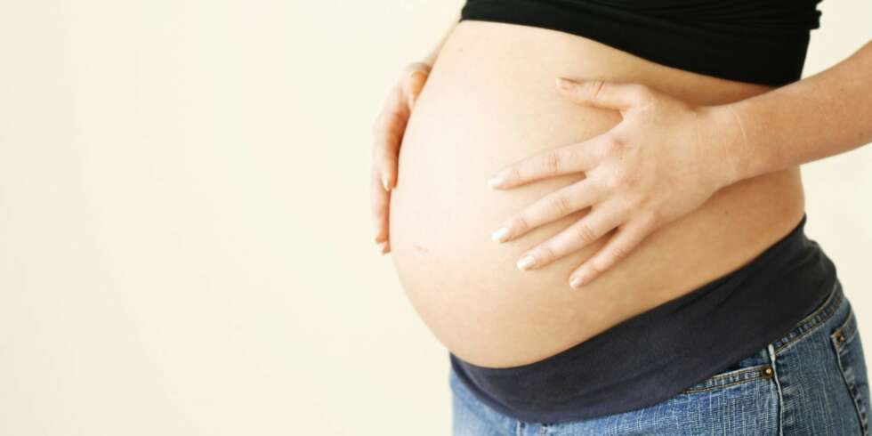 Babyen ligger langt ned og jeg kjenner smerter nedover i underlivet flere ganger om dagen. Ofte kynnere. Nærmer det seg fødsel?Foto: Colourbox.no Babyen ligger langt ned og jeg kjenner smerter nedover i underlivet flere ganger om dagen. Ofte kynnere. Nærmer det seg fødsel?Foto: Colourbox.no