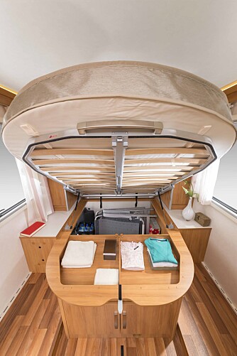 LETT ADGANG: Midtplassert dobbeltseng er praktisk i forhold til at man slipper å krype over partneren ved for eksempel et nattlig toalettbesøk. FOTO: Hymer LETT ADGANG: Midtplassert dobbeltseng er praktisk i forhold til at man slipper å krype over partneren ved for eksempel et nattlig toalettbesøk. FOTO: Hymer
