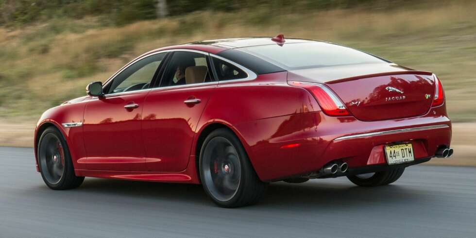 DISKRET: Hvem trenger et helt surfbrett på bagasjelokket når en liten diskré spoiler fikser marktrykket? FOTO: Jaguar DISKRET: Hvem trenger et helt surfbrett på bagasjelokket når en liten diskré spoiler fikser marktrykket? FOTO: Jaguar