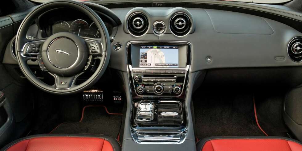 HYLLEST: XJR ble bygd for å feire 25-årsjubileet til Jaguars R-avdeling. FOTO: Jaguar HYLLEST: XJR ble bygd for å feire 25-årsjubileet til Jaguars R-avdeling. FOTO: Jaguar