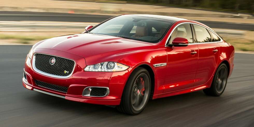 RASK LUKSUS: Jaguar XJR er uhyggelig rask størrelsen tatt i betraktning. FOTO: Jaguar RASK LUKSUS: Jaguar XJR er uhyggelig rask størrelsen tatt i betraktning. FOTO: Jaguar