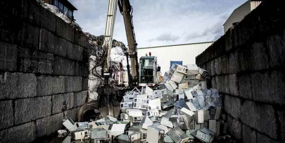 Hos et recyclingfirma blir kassert datautstyr makulert etter EUs regelverk. Hos et recyclingfirma blir kassert datautstyr makulert etter EUs regelverk.