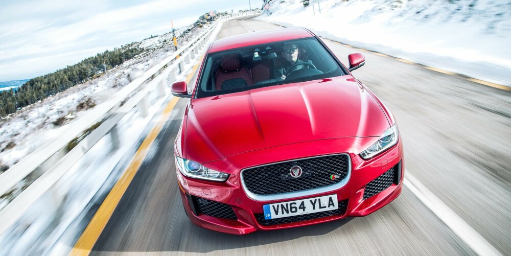 JAGUAR XE: XE er den første Jaguaren med elektrisk servostyring. JAGUAR XE: XE er den første Jaguaren med elektrisk servostyring.