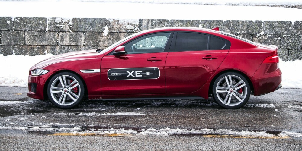 JAGUAR: Vi har prøvekjørt prototypen. En sterk kompressormatet bil med bakhjulsdrift på sleipt underlag er alltid like interessant. JAGUAR: Vi har prøvekjørt prototypen. En sterk kompressormatet bil med bakhjulsdrift på sleipt underlag er alltid like interessant.