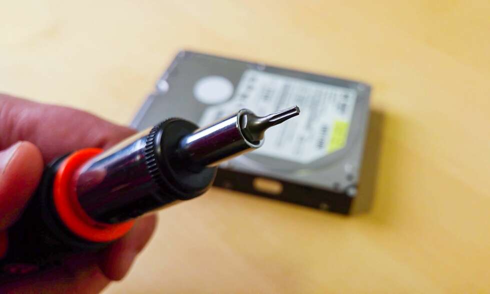 SKRU OPP: Du trenger en torx-bit for å skru opp harddisken. SKRU OPP: Du trenger en torx-bit for å skru opp harddisken.