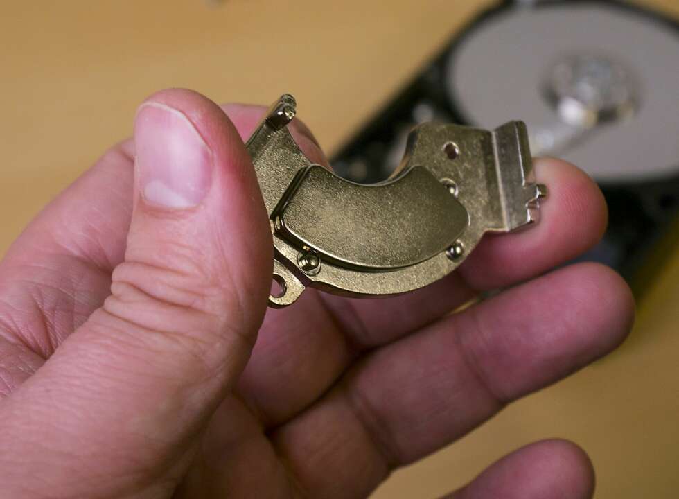 FJERN: Når harddisken er åpnet kan du ta ut skatten - en knallsterk magnet. FJERN: Når harddisken er åpnet kan du ta ut skatten - en knallsterk magnet.