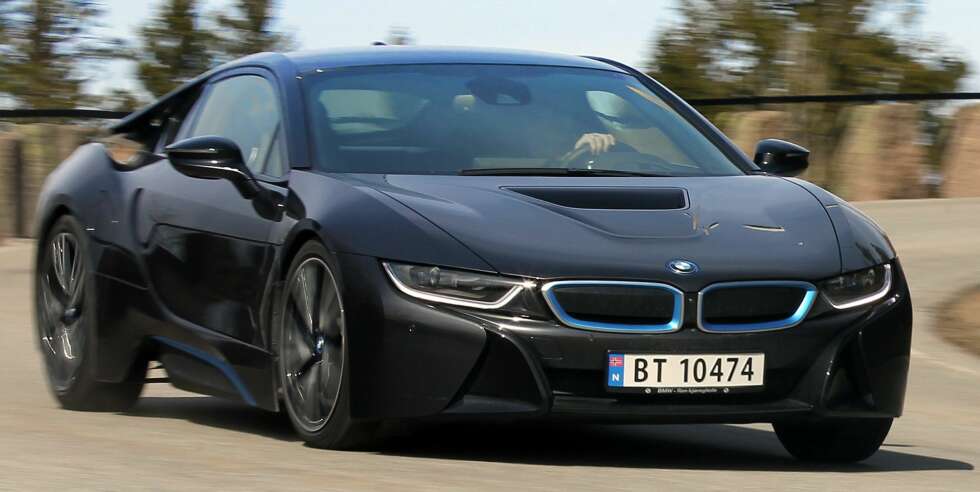 IKKE TRUET: Sportsbilene vil ikke dø, uansett hvor strenge utslippskravene blir. BMW i8 kombinerer krefter som om den hadde en V8-motor med muligheten til å kjøre kompaktbilgjerrig. FOTO: Petter Handeland IKKE TRUET: Sportsbilene vil ikke dø, uansett hvor strenge utslippskravene blir. BMW i8 kombinerer krefter som om den hadde en V8-motor med muligheten til å kjøre kompaktbilgjerrig. FOTO: Petter Handeland