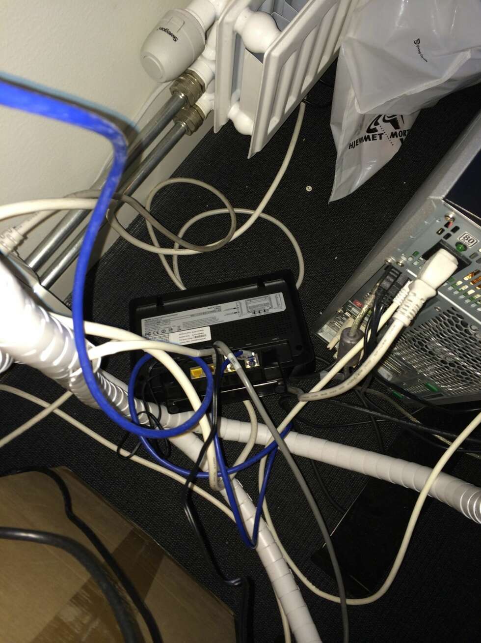 OPP OG FREM: Ikke gjem ruteren din under og bak et skap. OPP OG FREM: Ikke gjem ruteren din under og bak et skap.