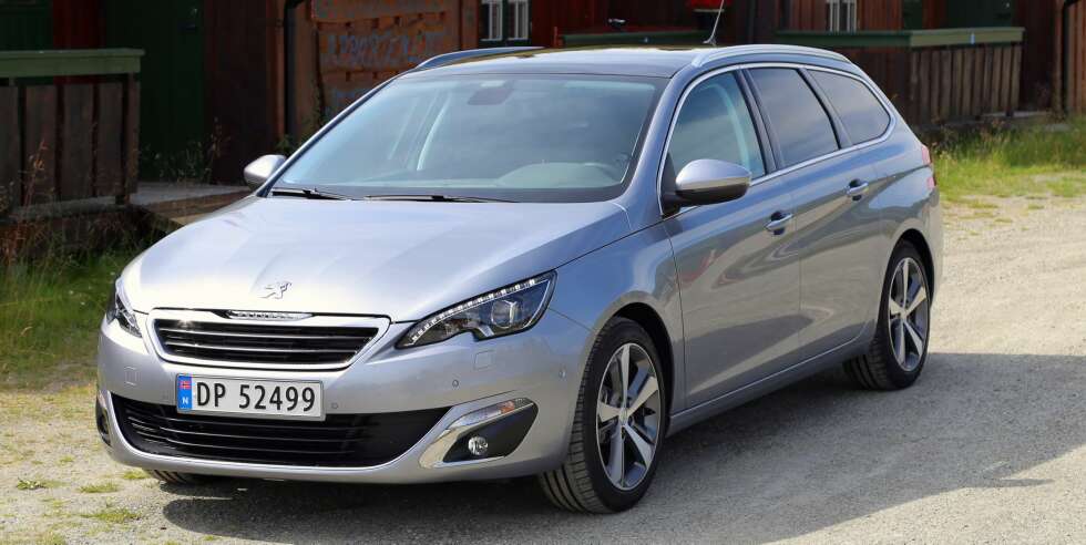 PEUGEOTS BESTE: 308 SW er i vårt hode utvilsomt Peugeots beste bil. 1,2-litersmotoren i utgaven med 130 hk passer perfekt. PEUGEOTS BESTE: 308 SW er i vårt hode utvilsomt Peugeots beste bil. 1,2-litersmotoren i utgaven med 130 hk passer perfekt.