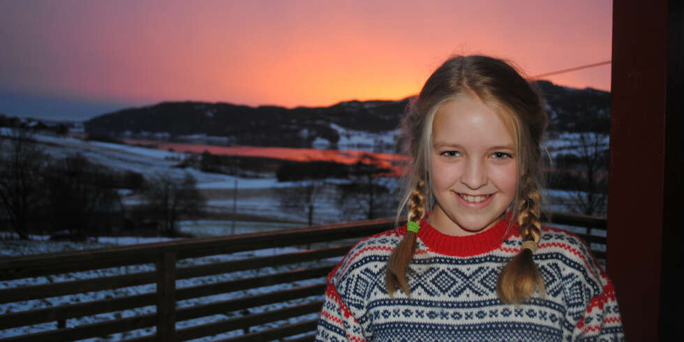 Tiril Moan Grøtan (10) fanget i nydelig solnedgang. Tiril Moan Grøtan (10) fanget i nydelig solnedgang.