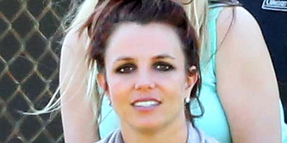 I HARDT VÆR: Britney Spears er beskyldt for å ha brukket nesen til en av danserne sine. Her ser hun sønnene spille fotball sist måned. I HARDT VÆR: Britney Spears er beskyldt for å ha brukket nesen til en av danserne sine. Her ser hun sønnene spille fotball sist måned.