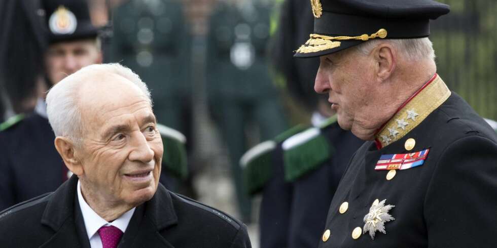 STATSOVERHODER: Kong Harald og Israels president Shimon Peres fikk tid til en god prat under besøket. STATSOVERHODER: Kong Harald og Israels president Shimon Peres fikk tid til en god prat under besøket.