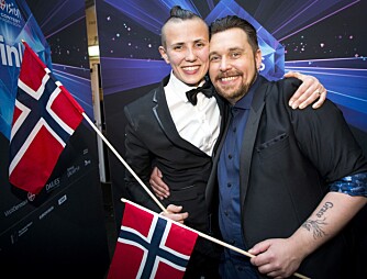 GOD KLEM: Josefin Winther er både låtskriveren og kusinen til Carl Espen. Her feirer de natt til søndag. GOD KLEM: Josefin Winther er både låtskriveren og kusinen til Carl Espen. Her feirer de natt til søndag.
