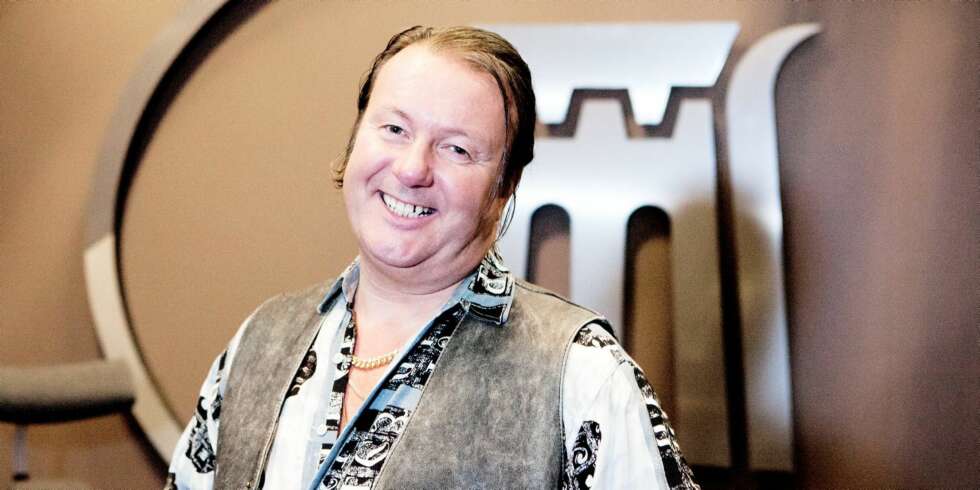 BINGO-BJØRN: - Å spille i «Hotel Cæsar» er ordentlig gøy. Måten de tar imot nye folk på er rett og slett bra, forteller en entusiastisk Svein Østvik
til Her og Nå. BINGO-BJØRN: - Å spille i «Hotel Cæsar» er ordentlig gøy. Måten de tar imot nye folk på er rett og slett bra, forteller en entusiastisk Svein Østvik
til Her og Nå.