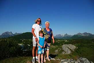 INGEN MØRKE SKYER: I strålende solskinn nyter pappa André, mamma Ida og lille Angelica livet i fullt monn, en sommerdag på Kjerringøy i juli 2012. – Ingen av oss ante da at vår Angelica skulle få kreft bare to måneder senere, sier Ida. INGEN MØRKE SKYER: I strålende solskinn nyter pappa André, mamma Ida og lille Angelica livet i fullt monn, en sommerdag på Kjerringøy i juli 2012. – Ingen av oss ante da at vår Angelica skulle få kreft bare to måneder senere, sier Ida.