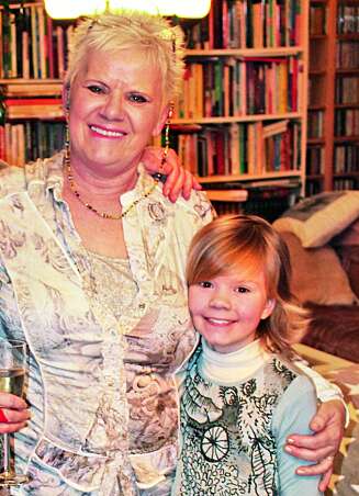 GLADE: Her er mamma Ida og Angelica begge endelige friske! Først var Ida gjennom en tøff kreftbehandling, så var det lille Angelicas tur. Men på Idas 54-årsdag, 2. desember i fjor, var det endelig stor glede hjemme i stua i Drøbak. GLADE: Her er mamma Ida og Angelica begge endelige friske! Først var Ida gjennom en tøff kreftbehandling, så var det lille Angelicas tur. Men på Idas 54-årsdag, 2. desember i fjor, var det endelig stor glede hjemme i stua i Drøbak.