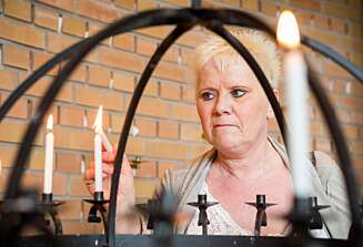 HÅP: Ida tenner et lys for dattereren Angelica . HÅP: Ida tenner et lys for dattereren Angelica .