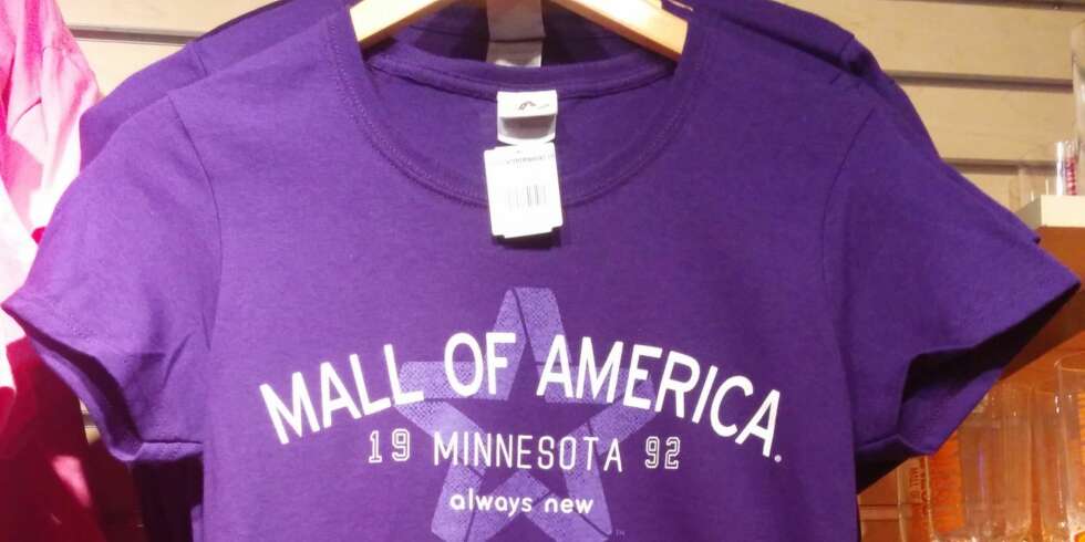 PREMIEN: Vi deler ut 10 T-skjorter fra Mall of America. PREMIEN: Vi deler ut 10 T-skjorter fra Mall of America.