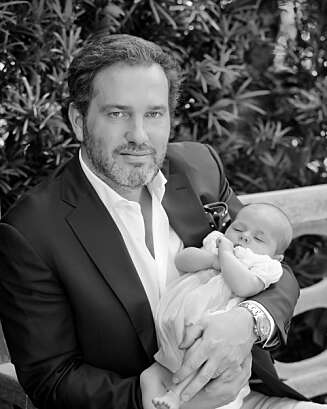 Lille Leonore trygt i armen til pappa Chris. Lille Leonore trygt i armen til pappa Chris.