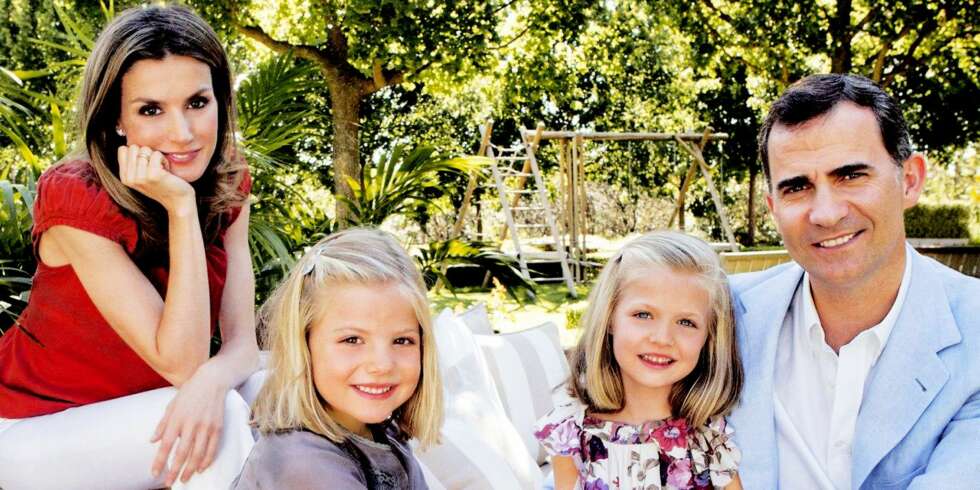 FAMILIELYKKE: Ingen tvil om at spanjolene får en flott kongefamilie. Felipe og Letizia er klare for å overta tronen sammen med sine prinsesser Leonor (8) og Sofia (7). FAMILIELYKKE: Ingen tvil om at spanjolene får en flott kongefamilie. Felipe og Letizia er klare for å overta tronen sammen med sine prinsesser Leonor (8) og Sofia (7).