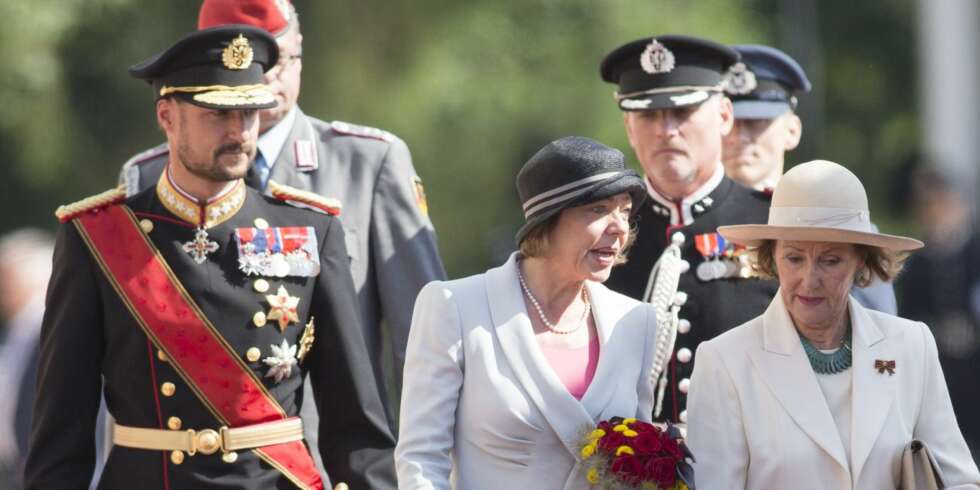 Statsbesøk far Tyskland, President Joachim Gauck og Daniela Shadt besøker Norge og mottas av Kong Harald og dronning Sonja. Haakon var også med. FOTO: TOM HANSEN Statsbesøk far Tyskland, President Joachim Gauck og Daniela Shadt besøker Norge og mottas av Kong Harald og dronning Sonja. Haakon var også med. FOTO: TOM HANSEN