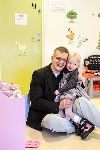 KOSESTUND: Det er et mirakel at Eliisa Marie (4) fortsatt er her. Hun elsker å sitte på fanget til pappa Trond Espen Hansen (41). KOSESTUND: Det er et mirakel at Eliisa Marie (4) fortsatt er her. Hun elsker å sitte på fanget til pappa Trond Espen Hansen (41).