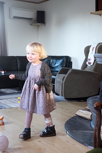 SKRITT FOR SKRITT: Legene trodde aldri at Eliisa Marie skulle greie å gå igjen, etter at hun ble lam i begge bena. SKRITT FOR SKRITT: Legene trodde aldri at Eliisa Marie skulle greie å gå igjen, etter at hun ble lam i begge bena.
