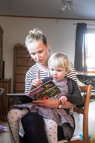 KOSESTUND: Eliise liker veldig godt å bli lest for. Ekstra fint er det å sitte på fanget til mamma. KOSESTUND: Eliise liker veldig godt å bli lest for. Ekstra fint er det å sitte på fanget til mamma.