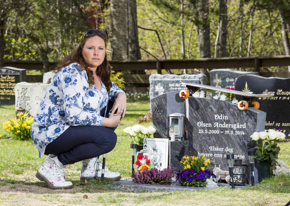 VED GRAVEN: - Jeg er ikke så ofte her. Hver gang jeg skal gå igjen, føles det som om jeg forlater Odin, sier Katrine. VED GRAVEN: - Jeg er ikke så ofte her. Hver gang jeg skal gå igjen, føles det som om jeg forlater Odin, sier Katrine.