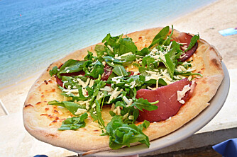 PIZZA MED UTSIKT: Ingen reiser vel fra Sardinia uten å ha spist en pizza eller tre. I Stintino får du utsikt på kjøpet. PIZZA MED UTSIKT: Ingen reiser vel fra Sardinia uten å ha spist en pizza eller tre. I Stintino får du utsikt på kjøpet.