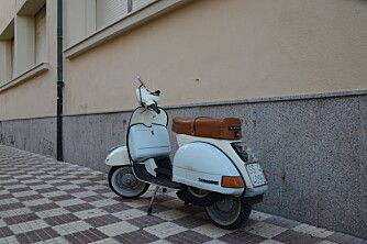 Italiensk drøm: De færreste har råd til en yacht. Det holder lenge med en italiensk moped. Italiensk drøm: De færreste har råd til en yacht. Det holder lenge med en italiensk moped.