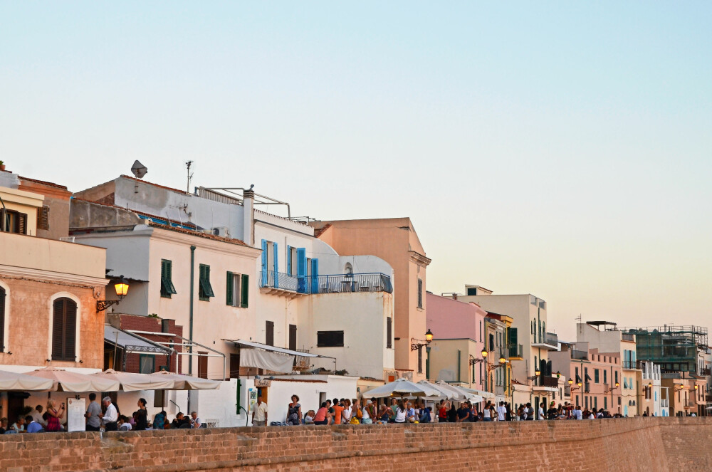 SOLNEDGANG: Alle samler seg for å se solnedgangen fra gamlebyen i Alghero. SOLNEDGANG: Alle samler seg for å se solnedgangen fra gamlebyen i Alghero.