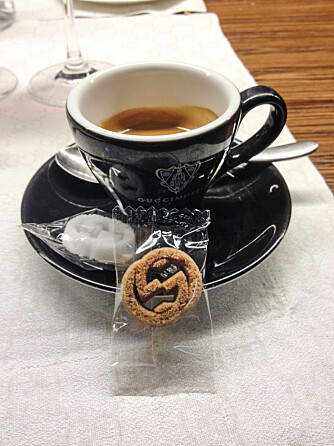 SØTT: Selv om du foretrekker svart kaffe, bør du bestille med sukker i kafeen på Guccimuseet. Sukkerbitene er nemlig formet som Gucci-logoen. SØTT: Selv om du foretrekker svart kaffe, bør du bestille med sukker i kafeen på Guccimuseet. Sukkerbitene er nemlig formet som Gucci-logoen.
