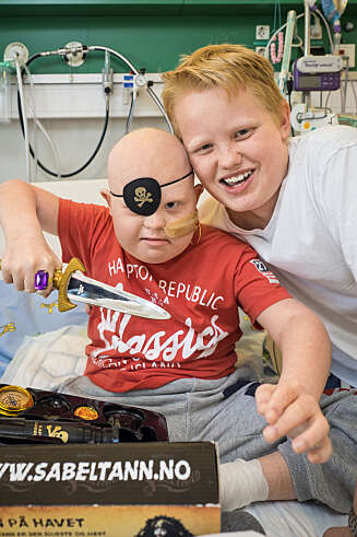SELVESTE SABELTANN: – Tøffingen, sier en strålende blid Markus (13). Han vet å oppmuntre minstebror Martin (10) som gleder seg over Kaptein Sabeltann-utstyret. SELVESTE SABELTANN: – Tøffingen, sier en strålende blid Markus (13). Han vet å oppmuntre minstebror Martin (10) som gleder seg over Kaptein Sabeltann-utstyret.