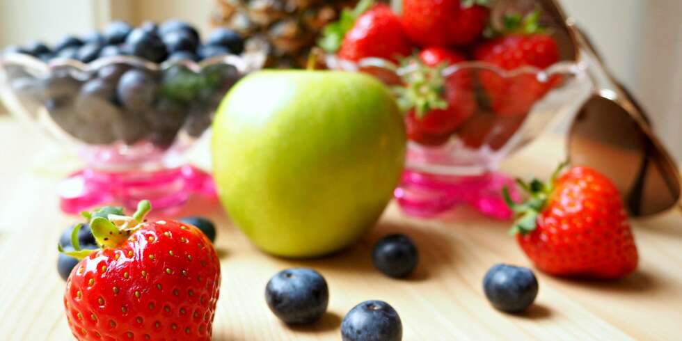 SNACKS: Fruktsukker inneholder like mange kalorier som vanlig sukker, men er det dermed sagt at at frukt og bær er et dårlig valg? SNACKS: Fruktsukker inneholder like mange kalorier som vanlig sukker, men er det dermed sagt at at frukt og bær er et dårlig valg?