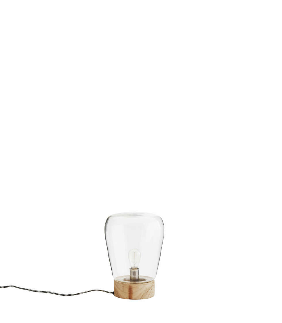 Bordlampe i glass med trefot fra Madam Stoltz, kr 949. Bordlampe i glass med trefot fra Madam Stoltz, kr 949.
