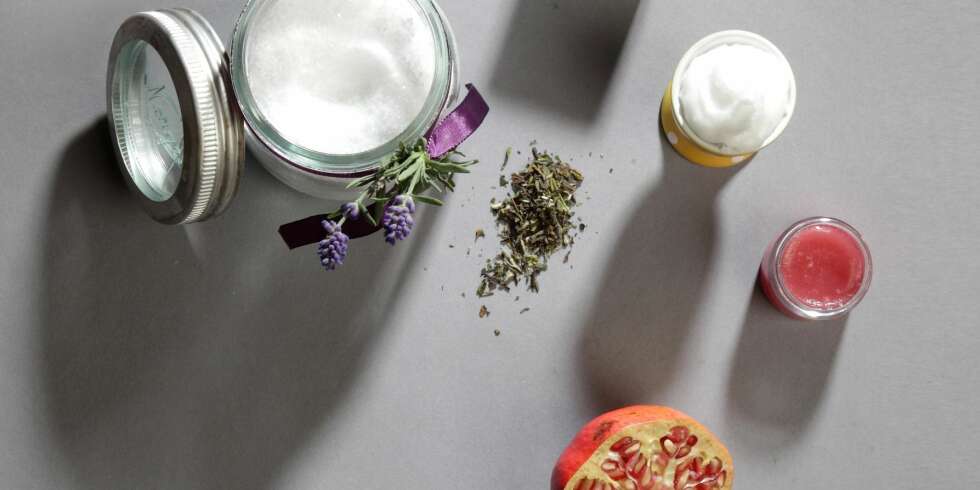 SKJØNNHETSPRODUKTER: Du kan enkelt lage dine egne ansikts- og kroppsprodukter med ingredienser fra kjøkkenbenken. SKJØNNHETSPRODUKTER: Du kan enkelt lage dine egne ansikts- og kroppsprodukter med ingredienser fra kjøkkenbenken.