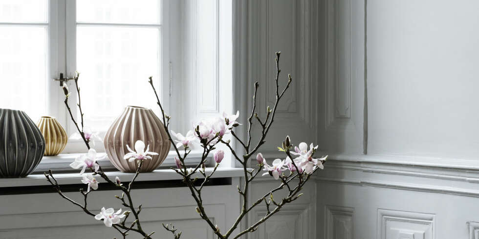 FRISKE BLOMSTER: Miks og match vaser i forskjellige størrelser med blomster og kvister. Liver opp enhver hylle og vinduskarm. FRISKE BLOMSTER: Miks og match vaser i forskjellige størrelser med blomster og kvister. Liver opp enhver hylle og vinduskarm.