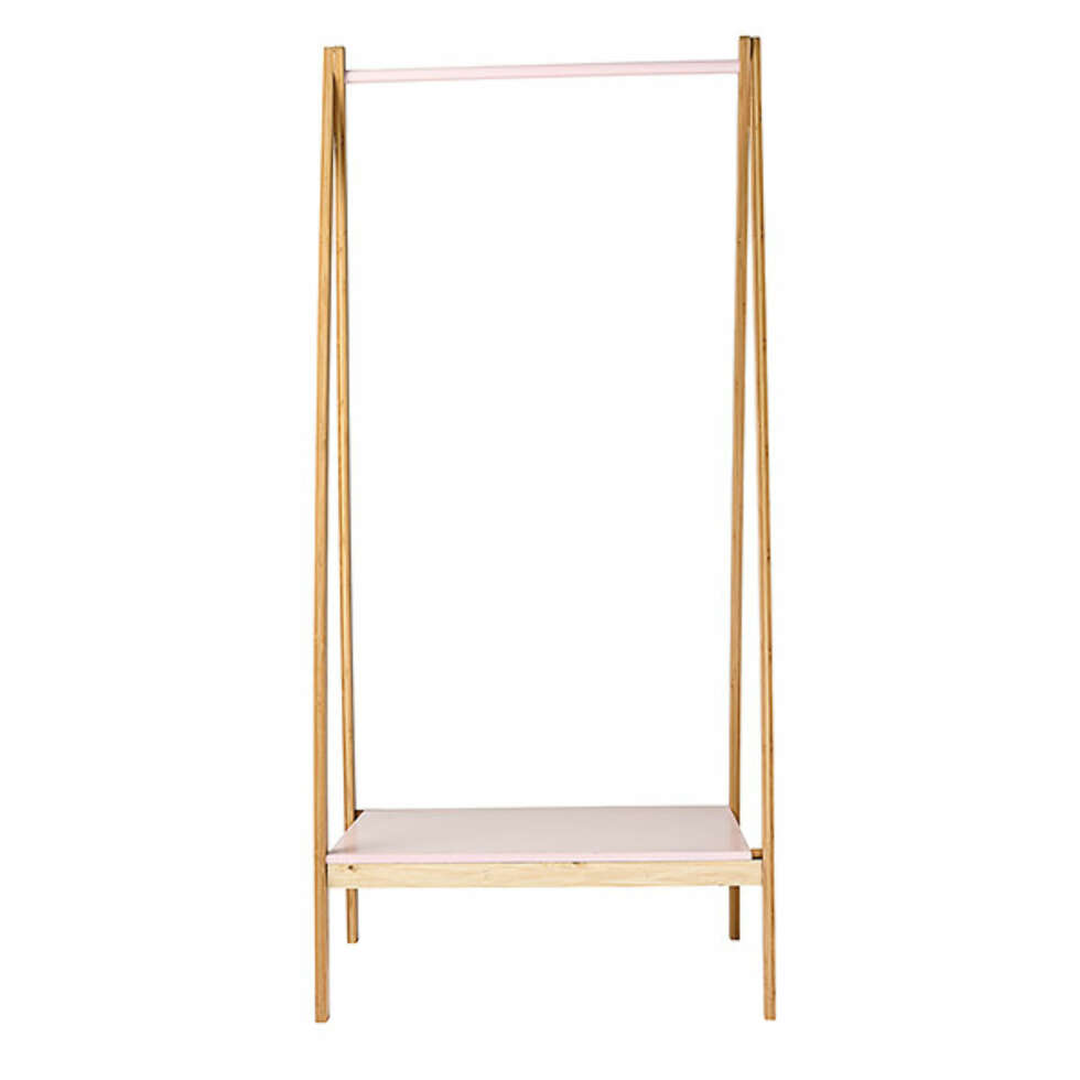 Klesstativ med rosa detaljer fra Bloomingville, kr 2199. Klesstativ med rosa detaljer fra Bloomingville, kr 2199.
