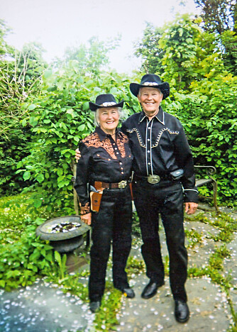 75 ÅR: Da Karin og Per fylte 75 år, inviterte de 90 gjester til cowboyfest på Nordstrand. Kostymene sine kjøpte de i New York. 75 ÅR: Da Karin og Per fylte 75 år, inviterte de 90 gjester til cowboyfest på Nordstrand. Kostymene sine kjøpte de i New York.