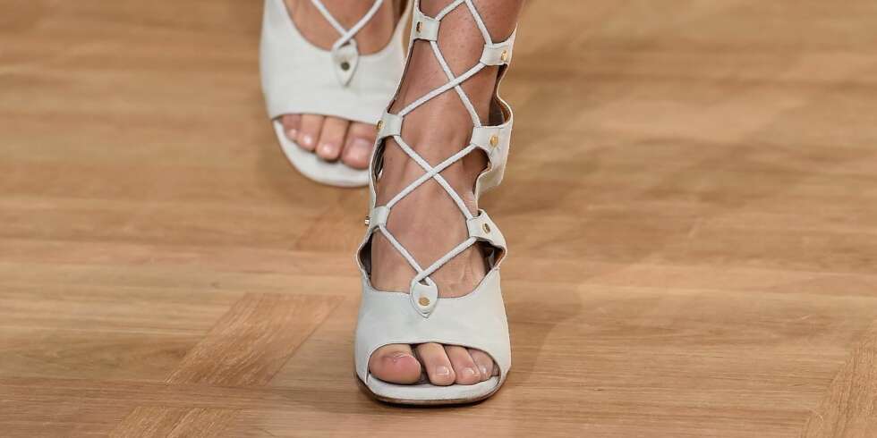 SOMMERENS STORE TREND: Gladiatorsandaler er en stor sandaltrend i år. Her sett på Chloé-visningen under Paris Fashion Week Womenswear SS15. SOMMERENS STORE TREND: Gladiatorsandaler er en stor sandaltrend i år. Her sett på Chloé-visningen under Paris Fashion Week Womenswear SS15.