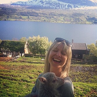 SMIL: Slik er vi vandt til å se Caroline Korsvoll, alltid med et smil om munnen. Lammet er ikke med like ofte men ... SMIL: Slik er vi vandt til å se Caroline Korsvoll, alltid med et smil om munnen. Lammet er ikke med like ofte men ...