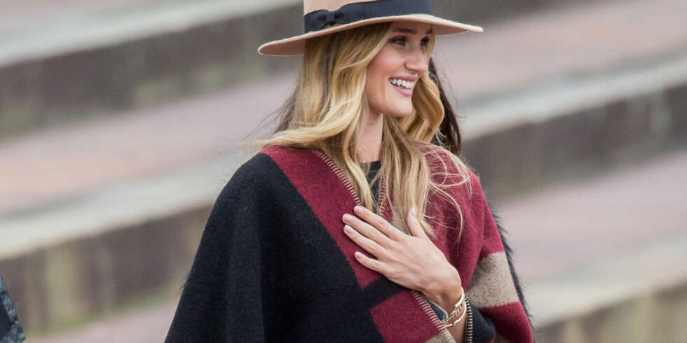 PONCHO: Supermodell Rosie Huntington-Whiteley iført høstens it-plagg. Ponchoen er signert Burberry. PONCHO: Supermodell Rosie Huntington-Whiteley iført høstens it-plagg. Ponchoen er signert Burberry.