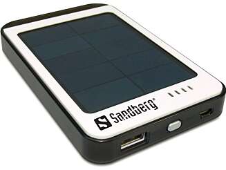 SOLCELLE: Sandberg Solar PowerBank har innebygget solcellepanel. Da kan du la laderen ligge i sola og lade seg opp igjen om den skulle bli tom for strøm. De fleste ladere av denne typen krever likevel en god del soltimer før de blir fulladet igjen. SOLCELLE: Sandberg Solar PowerBank har innebygget solcellepanel. Da kan du la laderen ligge i sola og lade seg opp igjen om den skulle bli tom for strøm. De fleste ladere av denne typen krever likevel en god del soltimer før de blir fulladet igjen.