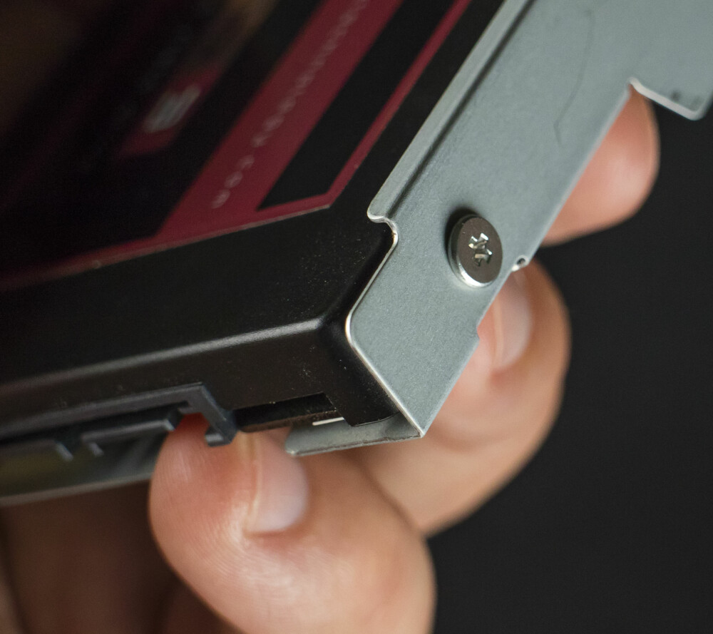 4. Nå kan du legge SSD-en din oppi metallholderen og skru den fast med de fire skruene. 4. Nå kan du legge SSD-en din oppi metallholderen og skru den fast med de fire skruene.
