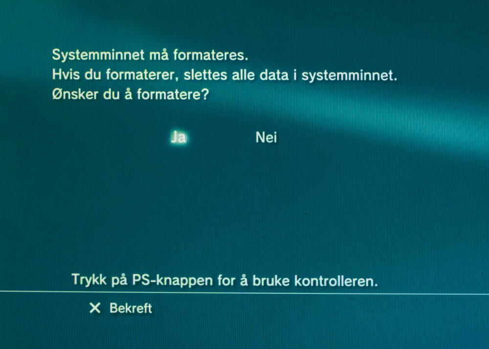 6. Nå er det bare å sette strømledningen i Playstation 3, koble den til en TV og skru den på. Du vil få en beskjed om å formatere harddisken. Trykk "Ja" for å bekrefte. 6. Nå er det bare å sette strømledningen i Playstation 3, koble den til en TV og skru den på. Du vil få en beskjed om å formatere harddisken. Trykk "Ja" for å bekrefte.
