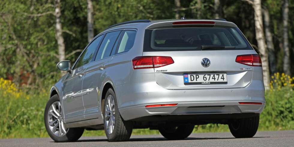 SER STØRRE UT: Sett bakfra og fra siden er Passat ganske lik forgjengeren. Nye Passat ser helt klart større ut, selv om de fysiske målene nærmest er identiske. SER STØRRE UT: Sett bakfra og fra siden er Passat ganske lik forgjengeren. Nye Passat ser helt klart større ut, selv om de fysiske målene nærmest er identiske.